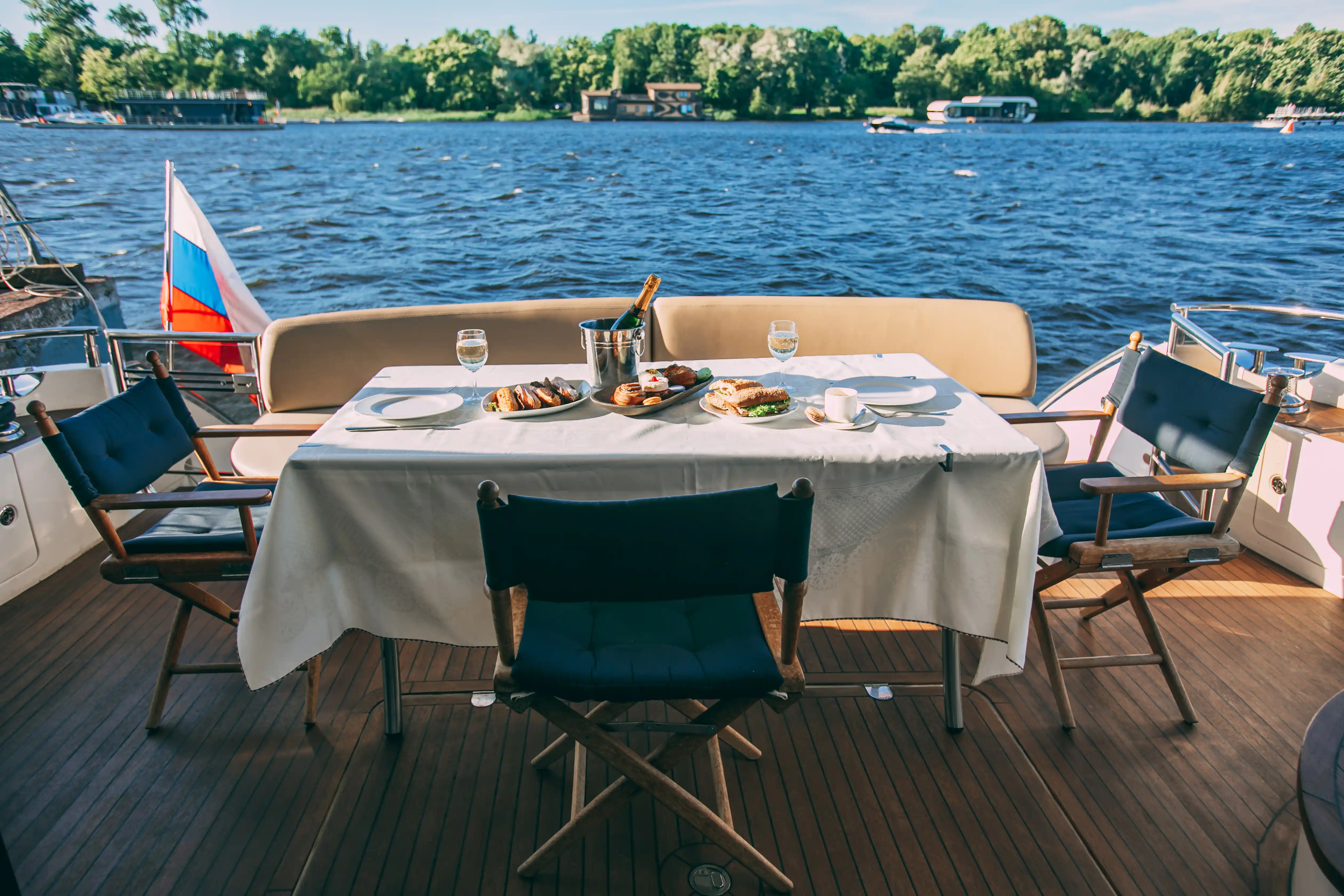 Яхта Princess 68